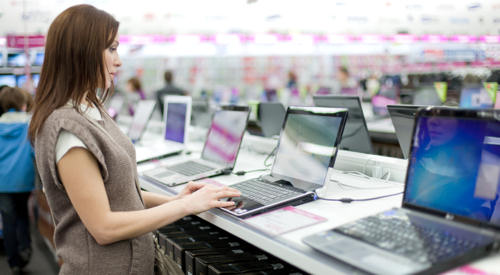 Consument koopt laptop in winkel